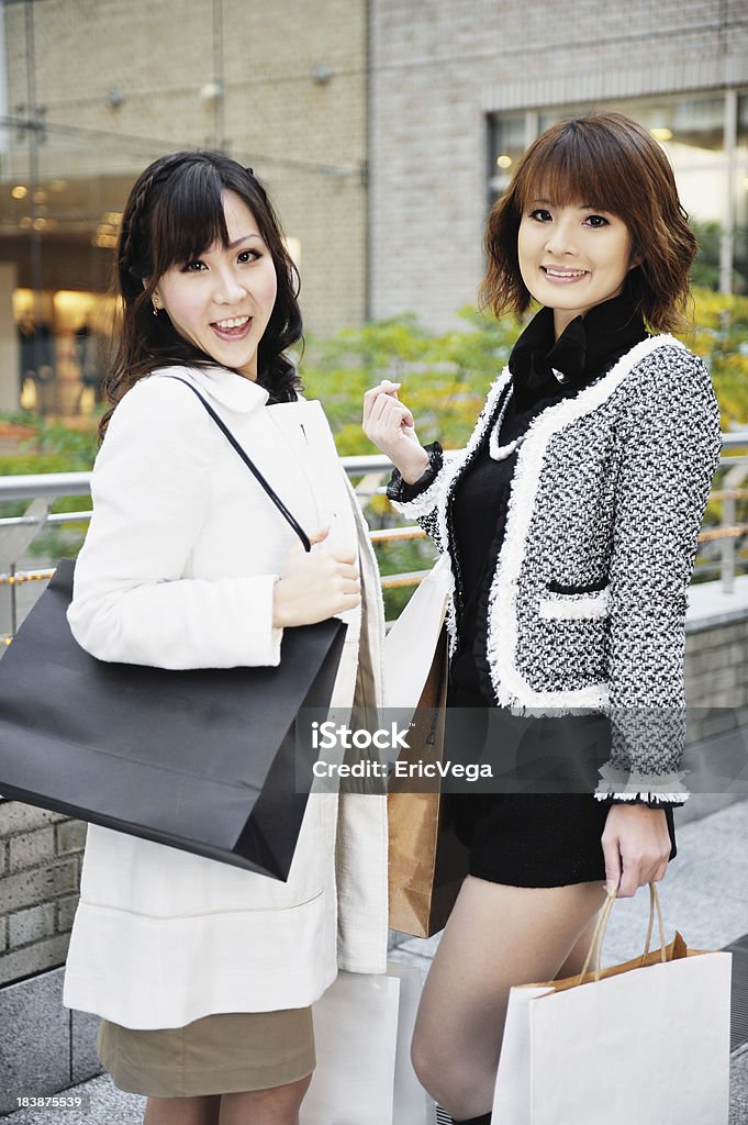 Duas mulheres japonesas compras - Foto de stock de 20 Anos royalty-free