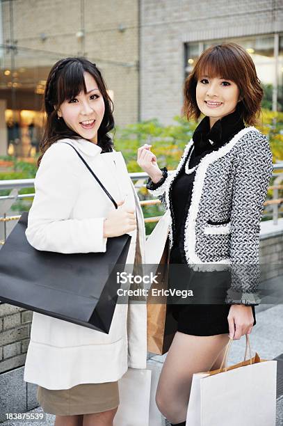 Foto de Duas Mulheres Japonesas Compras e mais fotos de stock de 20 Anos - 20 Anos, Adulto, Alegria