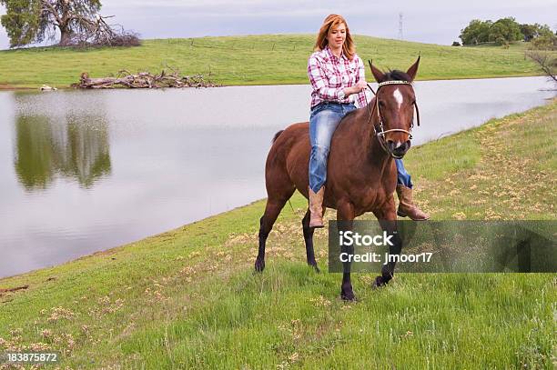 Girl Bareback De Caballos Foto de stock y más banco de imágenes de Caballo - Familia del caballo - Caballo - Familia del caballo, Montar, Sólo mujeres