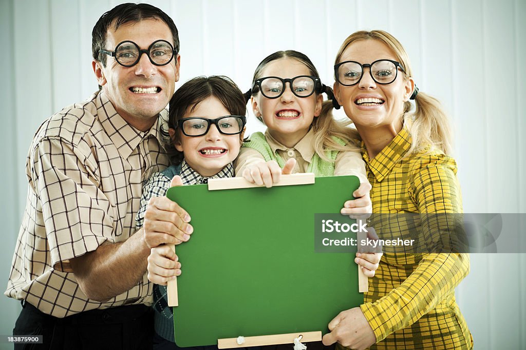 Зануда family holding a blackboard. - Стоковые фото Близость роялти-фри