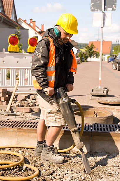 jack e il suo martello pneumatico - jackhammer road construction construction worker road foto e immagini stock