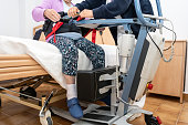 ein-pflegepersonal-das-eine-elektrische-
