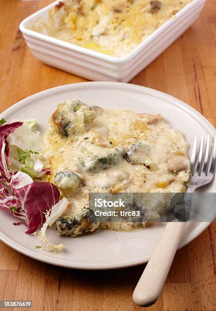 Broccoli Bake Con Funghi E Pesce Affumicato - Fotografie stock e altre immagini di Alimento affumicato - Alimento affumicato, Bianco, Broccolo