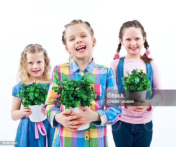 Foto de Meninas Com Plantas Em Vasos e mais fotos de stock de 6-7 Anos - 6-7 Anos, 8-9 Anos, Alegria