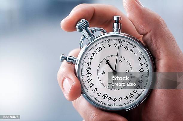 Mano Con Classico Cronometro - Fotografie stock e altre immagini di Cronometro - Cronometro, Velocità, Tempo - Concetto