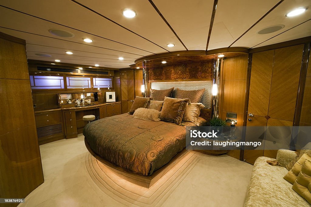 Camera da letto interni di lusso grande motor yacht - Foto stock royalty-free di Ambientazione interna