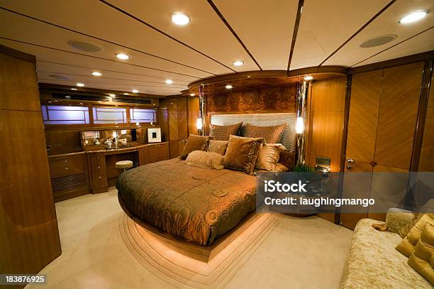 Camera Da Letto Interni Di Lusso Grande Motor Yacht - Fotografie stock e altre immagini di Ambientazione interna