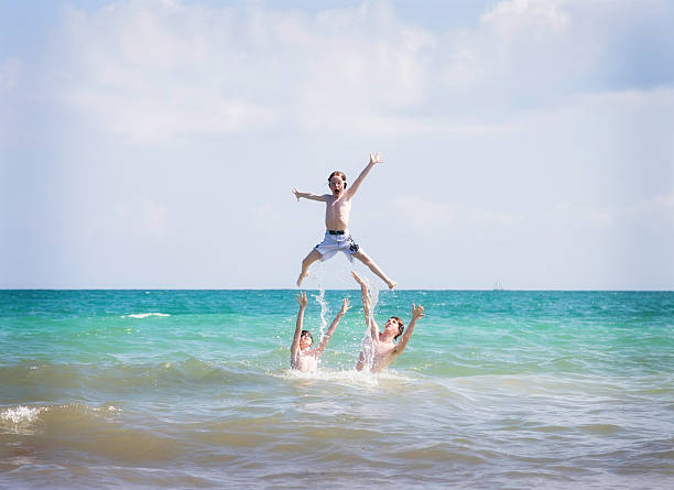 bambini che giocano nell'oceano atlantico al parco statale di bahia honda - parker brothers foto e immagini stock