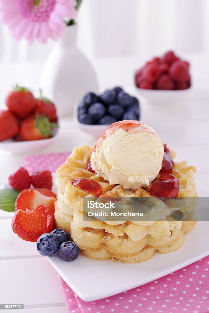 Waffles con helado de vainilla y salsa de fresa - Foto de stock de Alimento libre de derechos