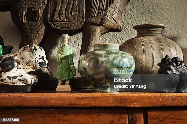 Foto de Chinês Antigo Guardar Objetos Decorativos E Potteries Exibir Hz e mais fotos de stock de Antigo