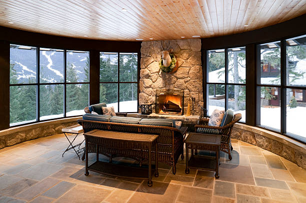 sunroom lareira de casa interior de casa - architectural feature fireplace home interior showcase interior imagens e fotografias de stock