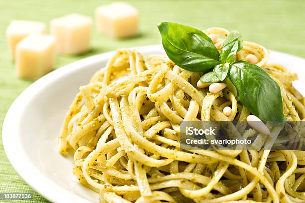 Spaghetti Al Pesto Salsa Foto de stock y más banco de imágenes de Linguini - Linguini, Pesto, Liguria