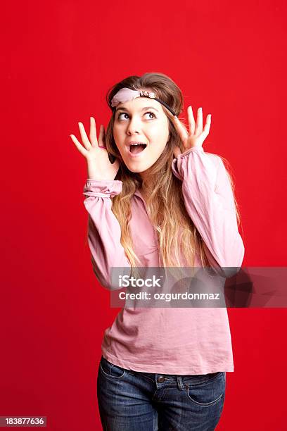 Joven Mujer Sorprendida Foto de stock y más banco de imágenes de 20 a 29 años - 20 a 29 años, Adulto, Adulto joven