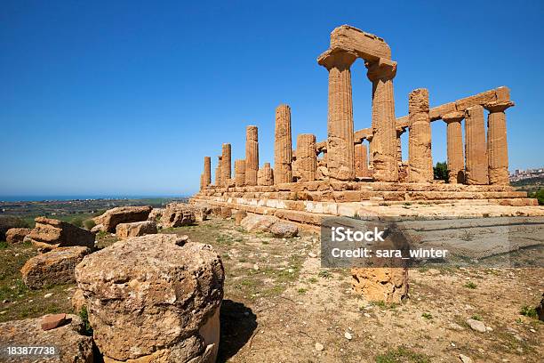 Photo libre de droit de Temple De La Grèce Antique Au Temps Clair Agrigente En Sicile En Italie banque d'images et plus d'images libres de droit de Antique