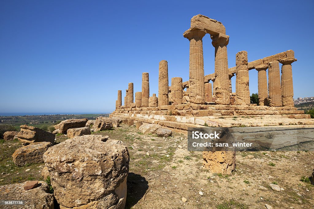 Antigo templo grego em um dia claro, Agrigento, Sicília, Itália - Foto de stock de Arcaico royalty-free