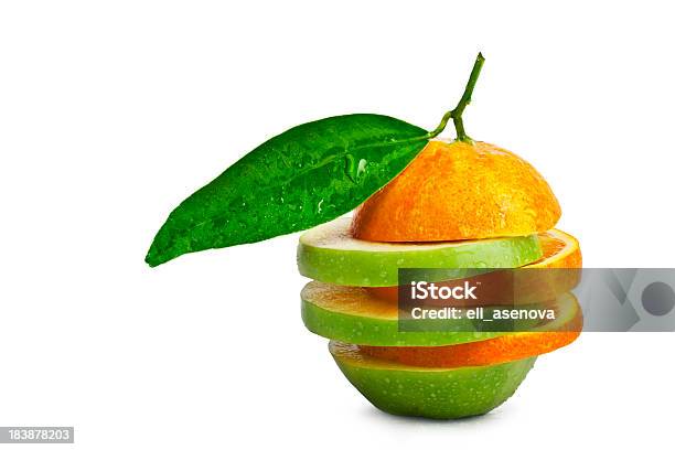 Comparar Manzanas Con Naranjas Foto de stock y más banco de imágenes de Fruta - Fruta, Salirse de lo normal, Conceptos