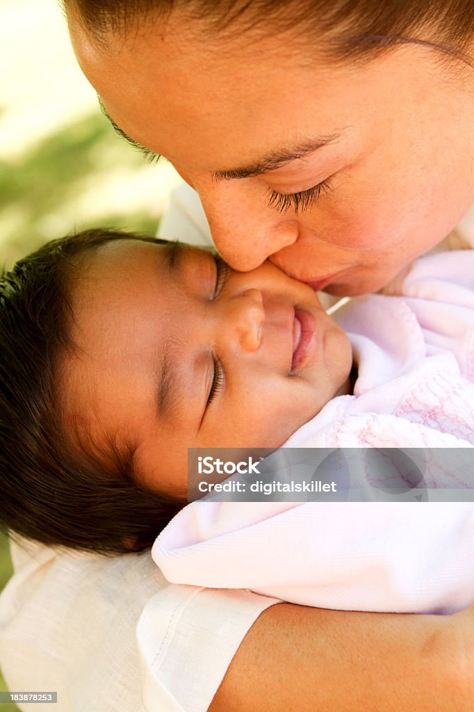 Mutter Küssen Ihr Kind - Lizenzfrei Lateinamerikanische Abstammung Stock-Foto