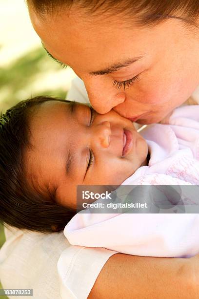 Mutter Küssen Ihr Kind Stockfoto und mehr Bilder von Lateinamerikanische Abstammung - Lateinamerikanische Abstammung, Mutter, Baby