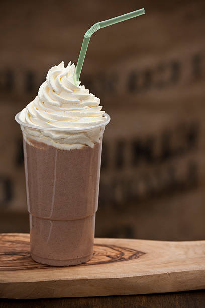 frullato coperto ghiacciato al cioccolato con panna fresca - milk shake blended drink food and drink photgraph foto e immagini stock