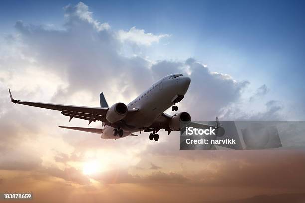 Lądowanie Samolotu - zdjęcia stockowe i więcej obrazów Wznosić się - czynność - Wznosić się - czynność, Samolot, Chmura