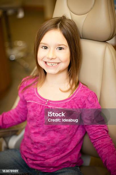 Счастливая Молодая Девушка Сидящая На Стуле В Офисе Стоматолога Стоматолог — стоковые фотографии и другие картинки Ребёнок
