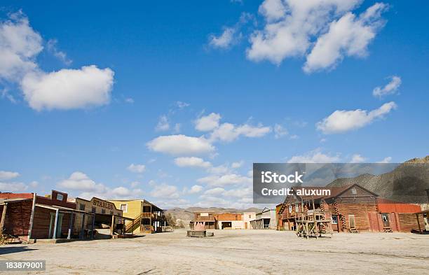 Wild West Town Foto de stock y más banco de imágenes de El lejano oeste - El lejano oeste, Villa - Asentamiento humano, Ciudad muerta