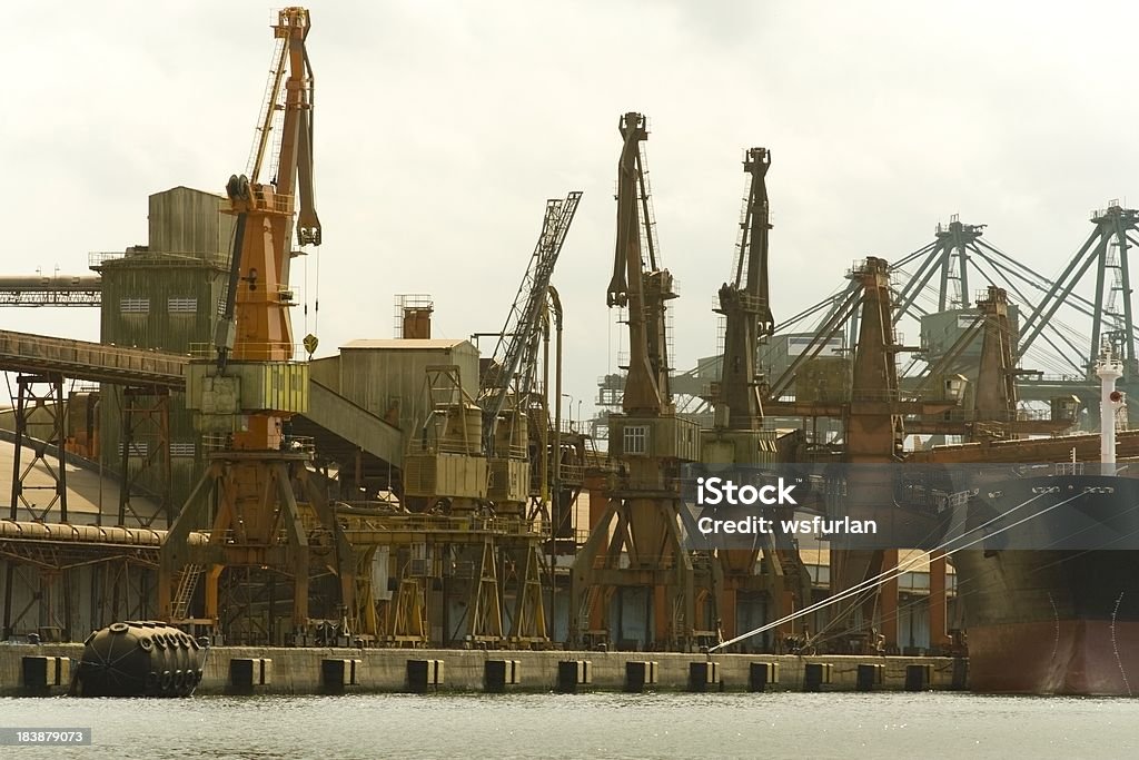 Nave in un porto - Foto stock royalty-free di Acqua