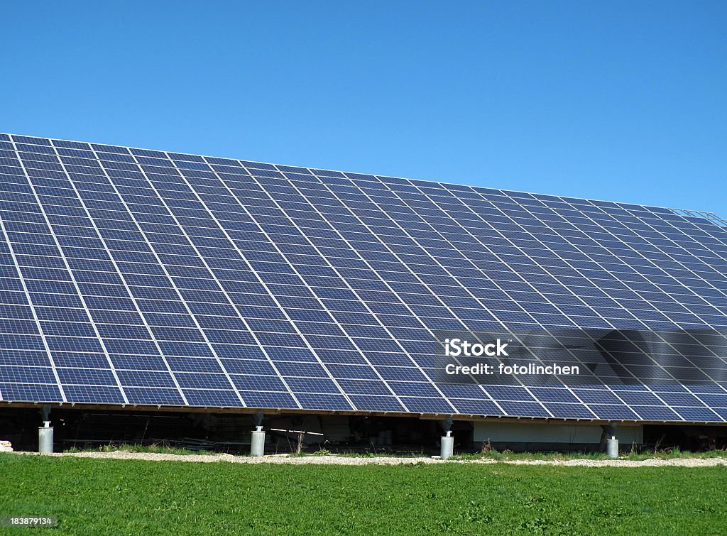 Farm mit Solarzellen - Lizenzfrei Außenaufnahme von Gebäuden Stock-Foto