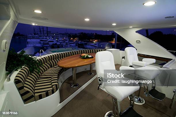 Pokład Flybridge Luksusowy Jacht Motorowy - zdjęcia stockowe i więcej obrazów Jacht - Jacht, W domu, Wnętrze