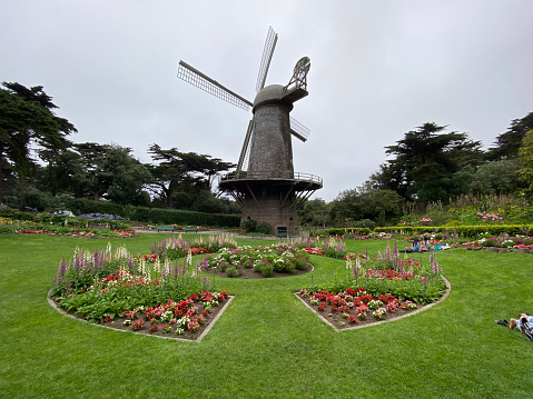 San Francisco in 2023: Ferris Wheel in Fisherman's Wharf under construction, Oakland-Bay-Bridge, Pier 7, Bow and Arrow Sculpture in Rincon Park, Dutch Windmill in Golden Gate Park and a steakhouse by night at Embarcadero.