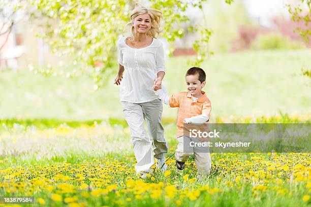 Foto de Mãe E Filho Se Divertindo No Parque e mais fotos de stock de Adulto - Adulto, Alegria, Ambientalista