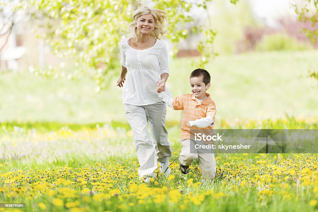 Мать и сын, наслаждаясь себя в парке - Стоковые фото Бегать роялти-фри