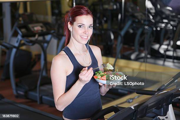 Ensalada De Mujer En El Gimnasio Foto de stock y más banco de imágenes de 20-24 años - 20-24 años, 25-29 años, Actividades recreativas