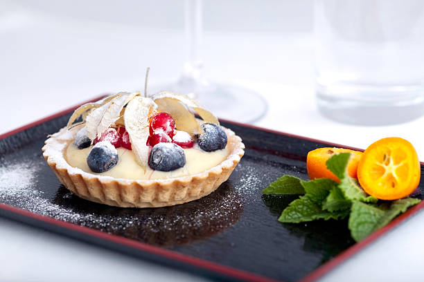 tarta postre de fruta baya - sieved fotografías e imágenes de stock