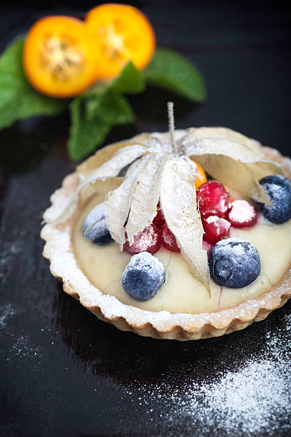 tarta de postre de frutas - sieved fotografías e imágenes de stock