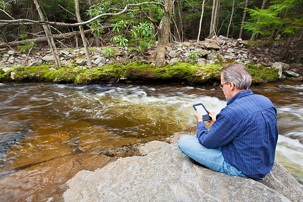 Lettura EBook e natura - foto stock