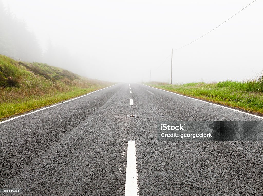 Droga znika na tle Fog - Zbiór zdjęć royalty-free (Droga)