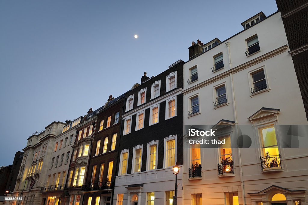 Nachschlagen Queen Anne Street in London in der Dämmerung - Lizenzfrei Nacht Stock-Foto