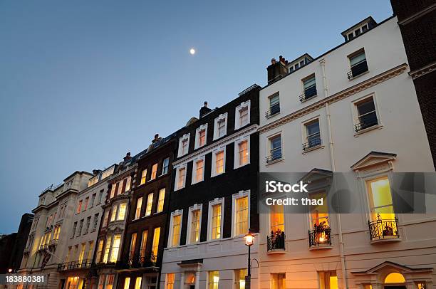 Vista Queen Anne Street A Londra Al Crepuscolo - Fotografie stock e altre immagini di Notte - Notte, Marylebone, Stile vittoriano