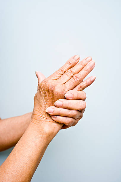 idosos mulher com artrite em suas mãos - articulação mão humana - fotografias e filmes do acervo