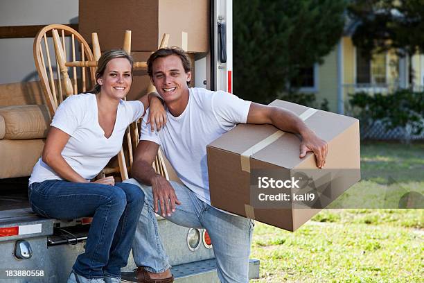 Pareja Joven Con Desplazamiento Camión Foto de stock y más banco de imágenes de Camión de las mudanzas - Camión de las mudanzas, Mudanza, Parejas