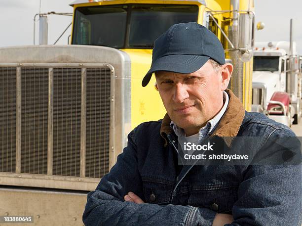 Poważne Trucker - zdjęcia stockowe i więcej obrazów Czapka bejsbolowa - Czapka bejsbolowa, Kierowca ciężarówki, Ciężarówka