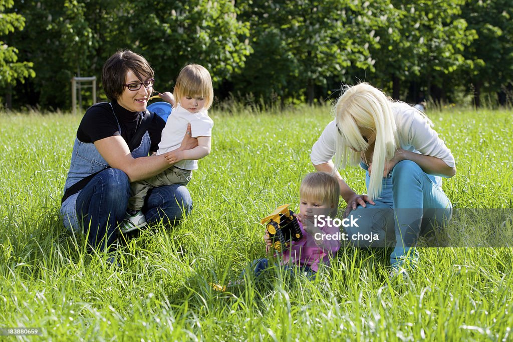 Jovem mãe no Parque jogando com seus bebês - Foto de stock de Adulto royalty-free