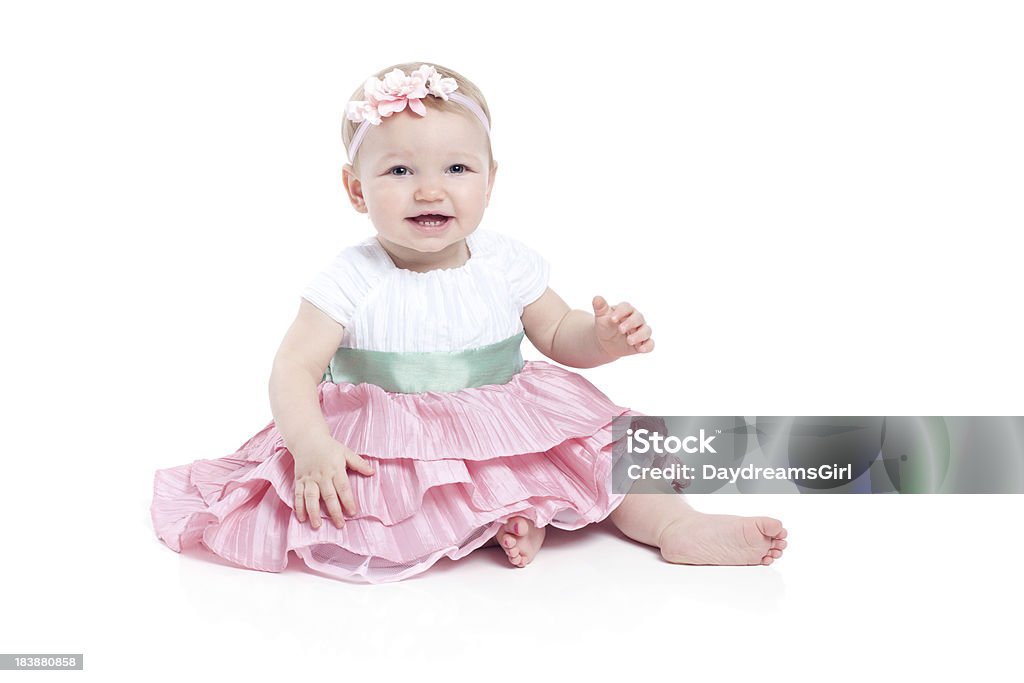 Vestido Baby Girl Wearing y sentado sobre fondo blanco - Foto de stock de 12-23 meses libre de derechos