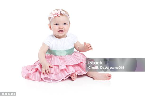 Bebê Menina Com Vestido Sentado No Fundo Branco - Fotografias de stock e mais imagens de 12-23 Meses - 12-23 Meses, Bebé, Bebés Meninas