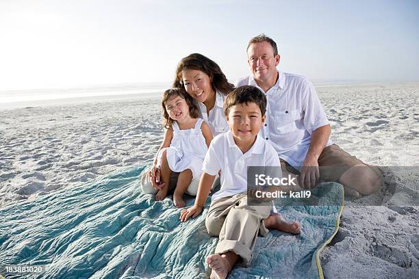 Interracial Sorridente Famiglia Seduta Sulla Spiaggia - Fotografie stock e altre immagini di 2-3 anni