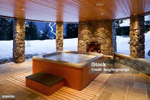 Jacuzzi Dom Wnętrze Domu W Whistler - zdjęcia stockowe i więcej obrazów Jacuzzi ogrodowe - Jacuzzi ogrodowe, Zima, Patio