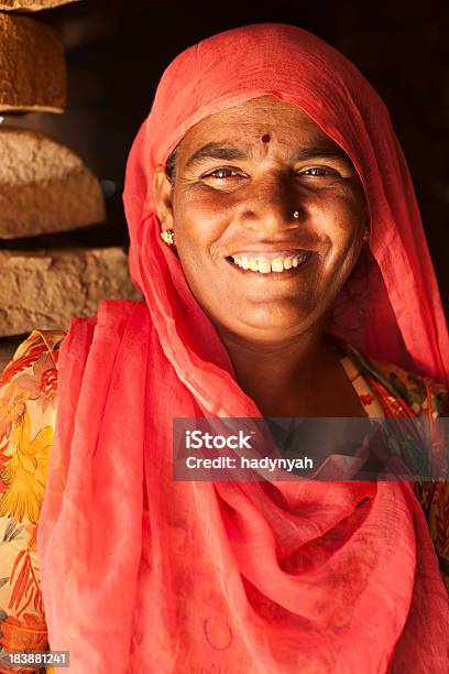 Портрет Счастливый Индийская Женщина — стоковые фотографии и другие картинки Азиатского и индийского происхождения - Азиатского и индийского происхождения, Азия, Бинди