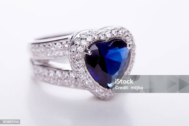 Modering Mit Blauen Herzförmiger Schmuckstein Stockfoto und mehr Bilder von Blau - Blau, Diamant, Diamantring