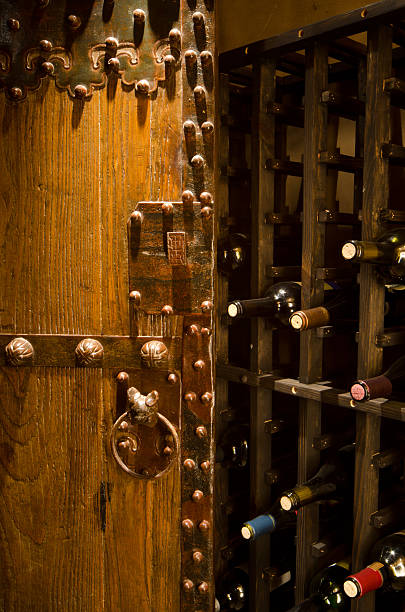 gros plan de la cave à vins - wine cellar door house photos et images de collection